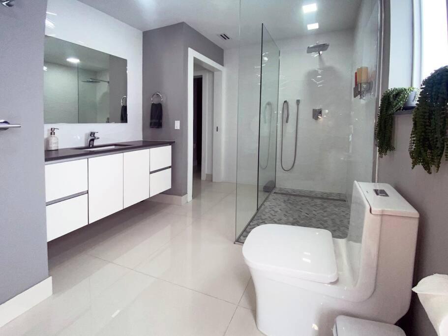 Сasa de vacaciones Luxurious With Bbq, Hot Tub, Heated Pool & Wifi - L36 *