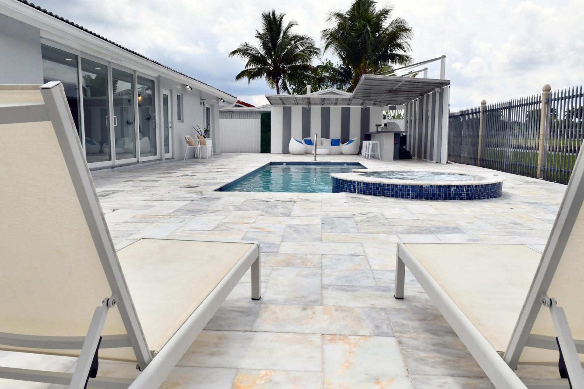 Сasa de vacaciones Luxurious With Bbq, Hot Tub, Heated Pool & Wifi - L36