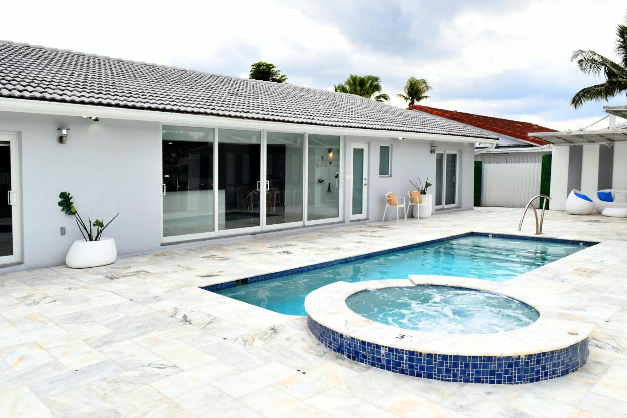 Luxurious With Bbq, Hot Tub, Heated Pool & Wifi - L36 Сasa de vacaciones