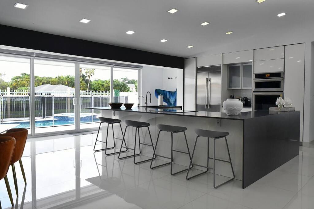 Luxurious With Bbq, Hot Tub, Heated Pool & Wifi - L36 Ferienhaus Miami